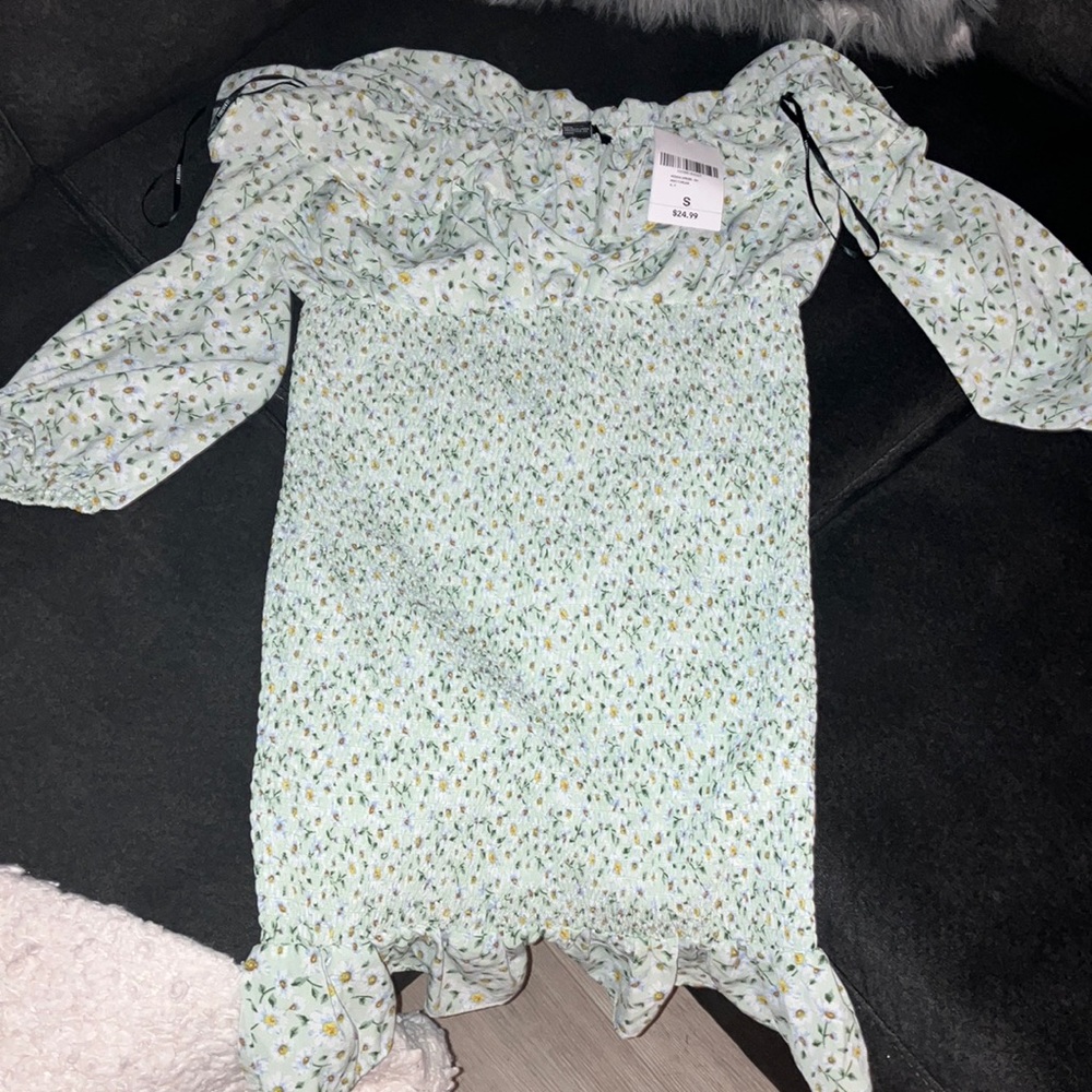 Forever 21 dress never been work super cute! Can’t fit teal green color &white.